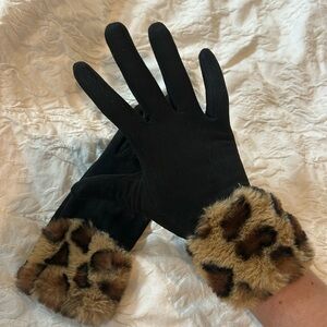 Look By M Black Gloves With Leopard Fur Wrist Cuffs